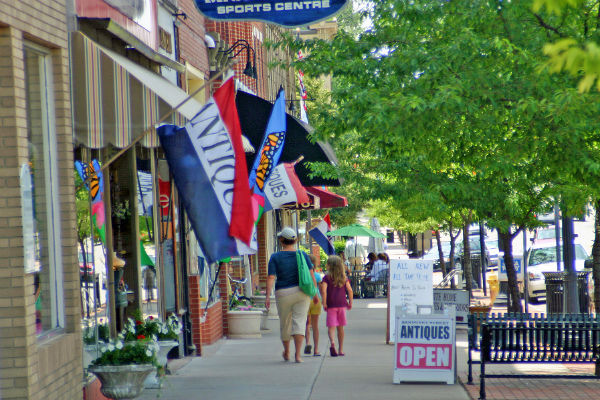 People walking in Downtown Delaware, Ohio streets